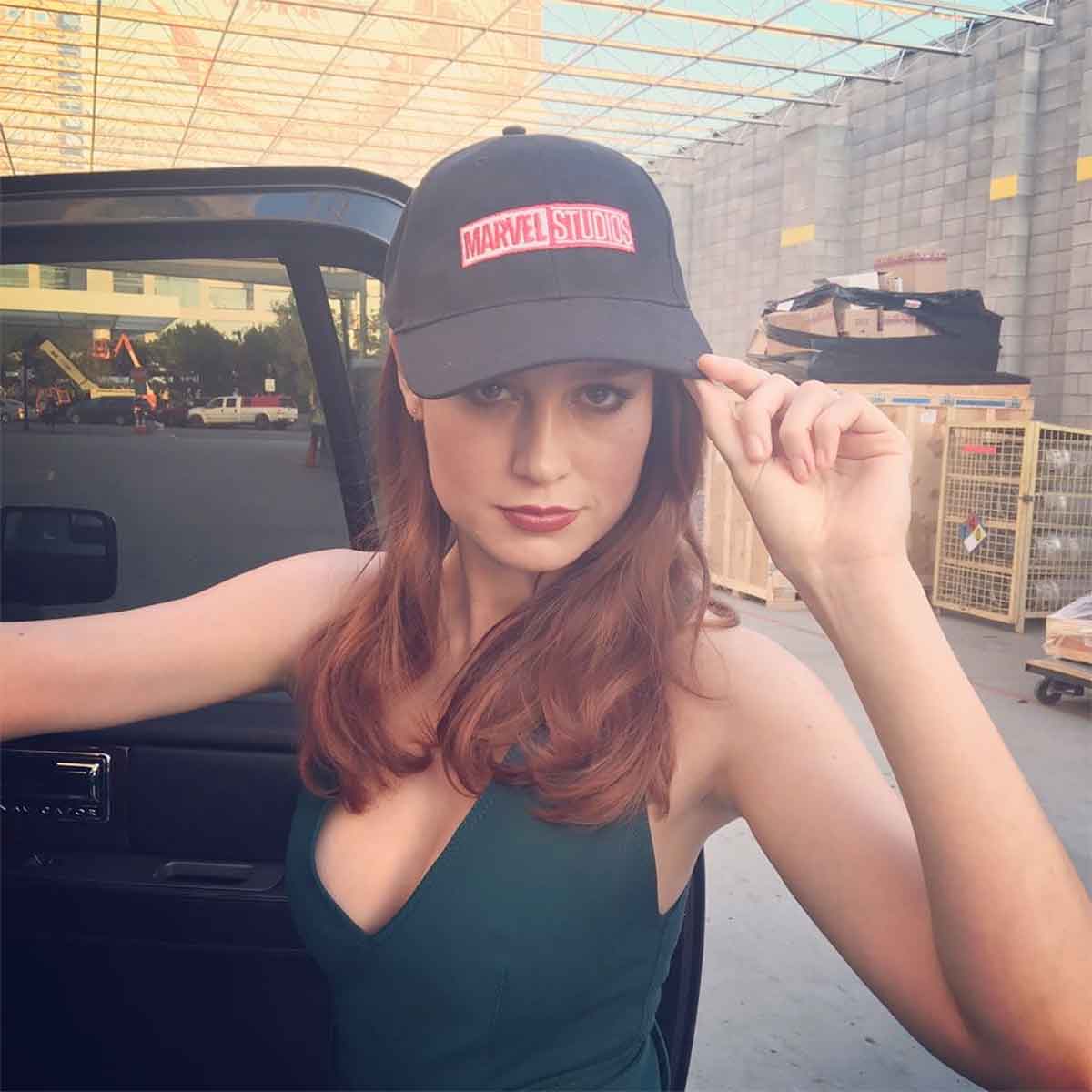 Brie Larson Resmen Captain Marvel Oldu